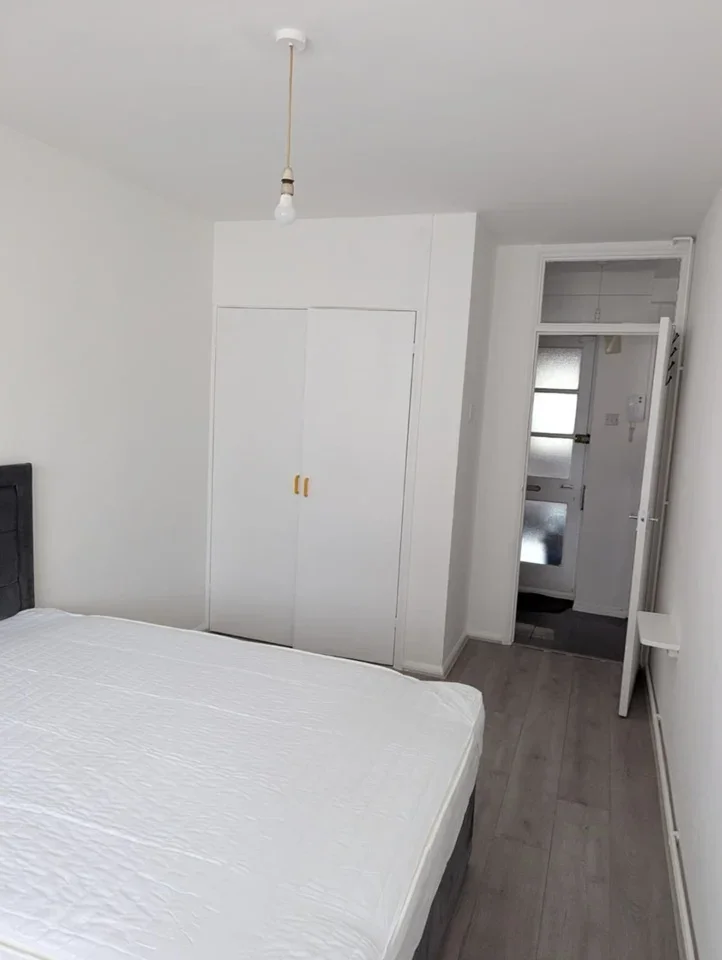 Flat Corban Road in Greater London