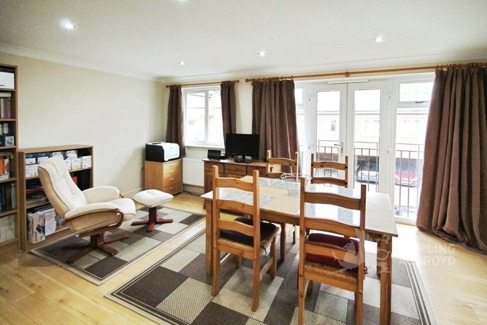 Flat Corrie Road in Borough of Runnymede
