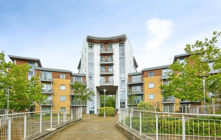 Flat Kelvin Gate in Bracknell