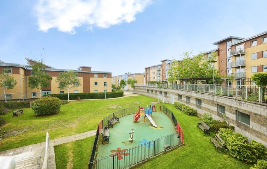 Flat Kelvin Gate in Bracknell