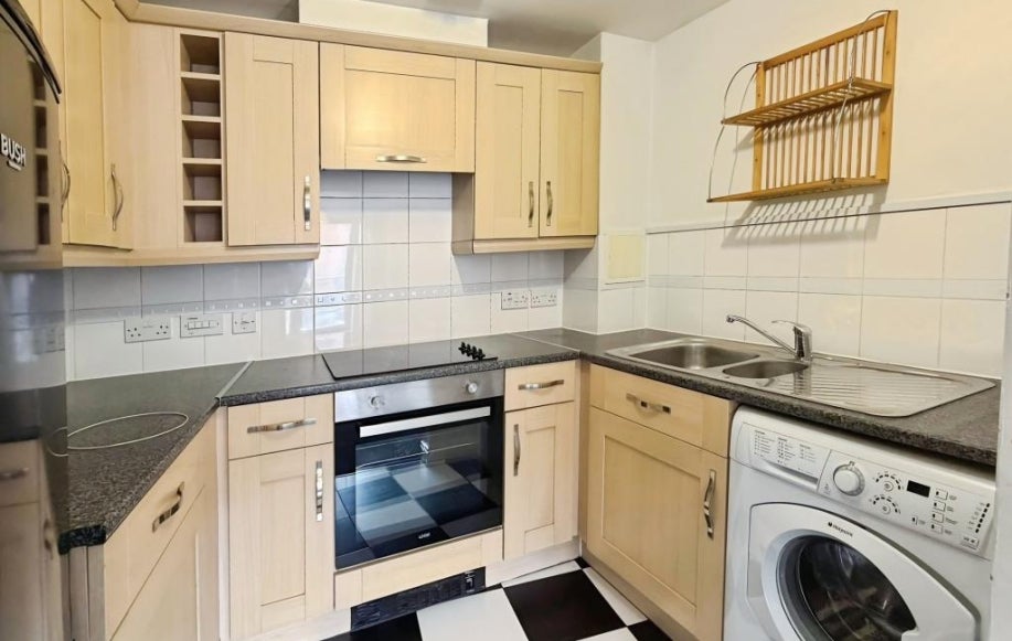Flat Kelvin Gate in Bracknell