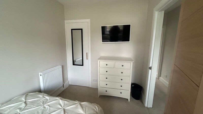Room Ray Mill Road East in Maidenhead