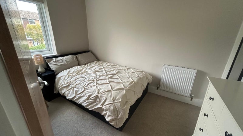 Room Ray Mill Road East in Maidenhead
