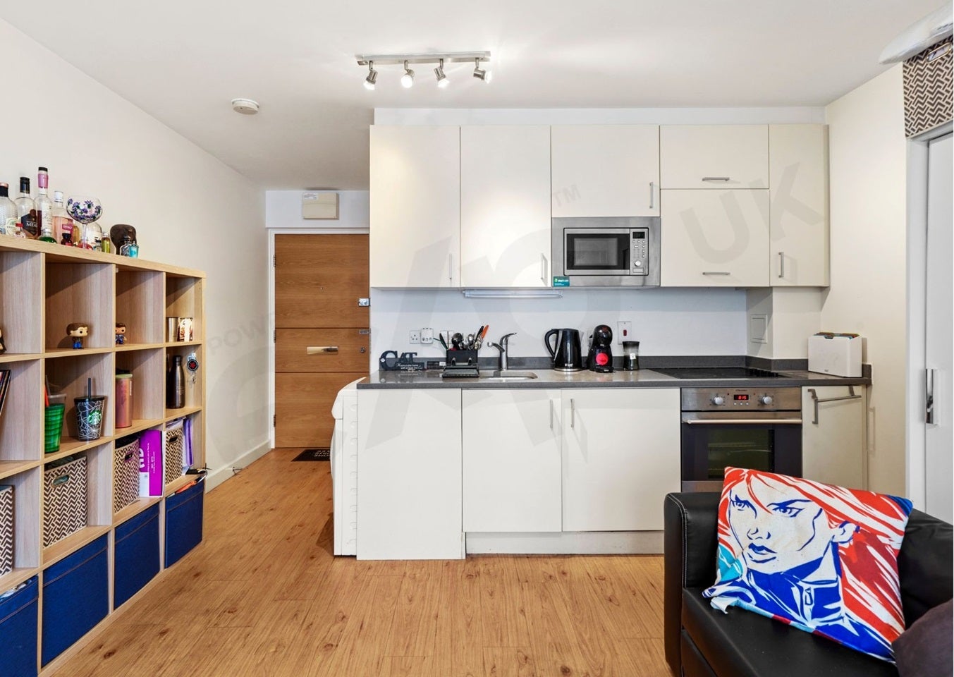 Flat Heritage Avenue in Greater London