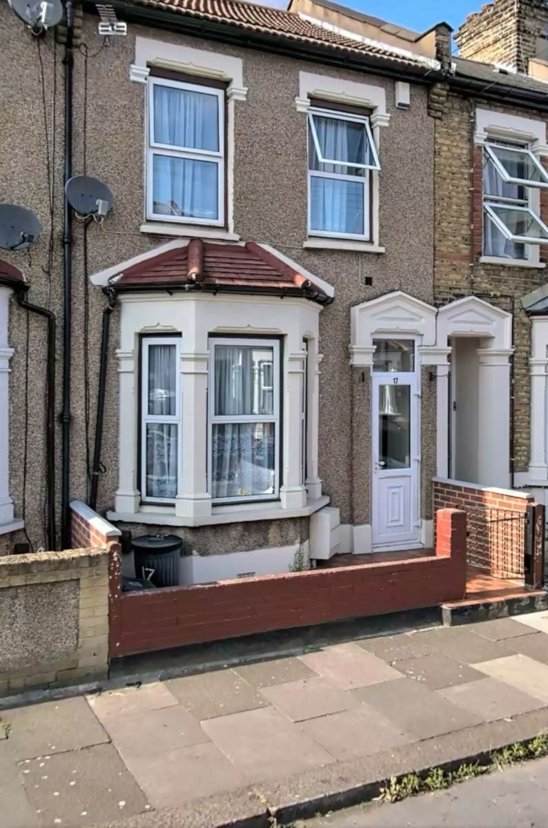 House Francis Avenue in Greater London