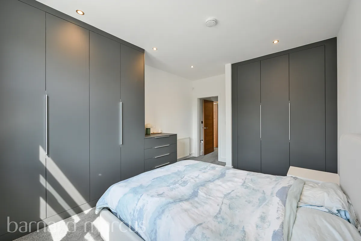 Flat Ewell Road in Greater London