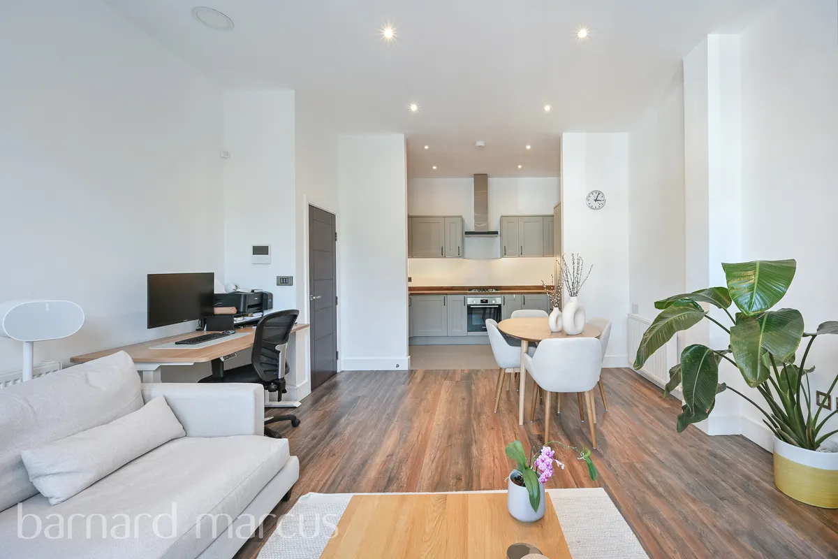 Flat Ewell Road in Greater London