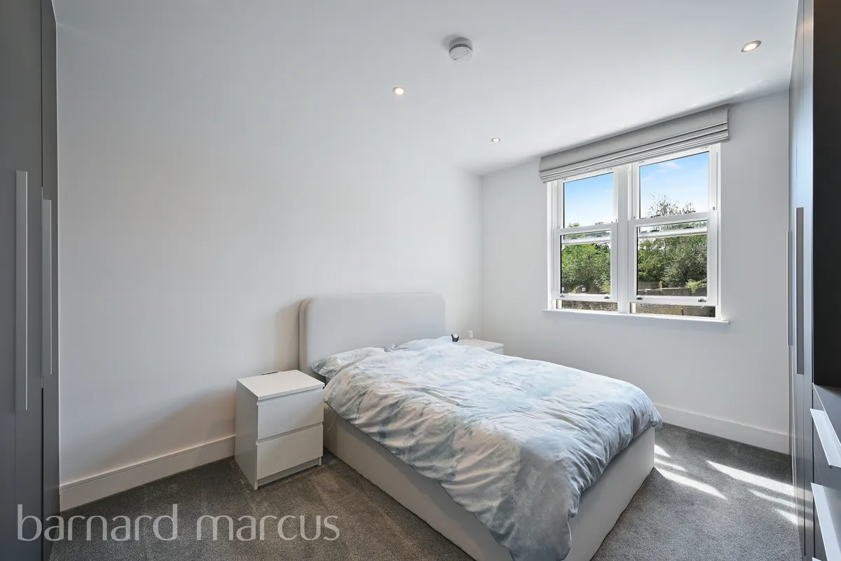 Flat Ewell Road in Greater London