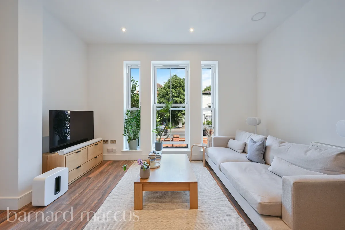 Flat Ewell Road in Greater London