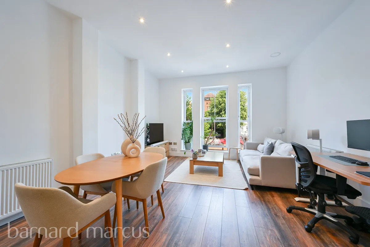 Flat Ewell Road in Greater London