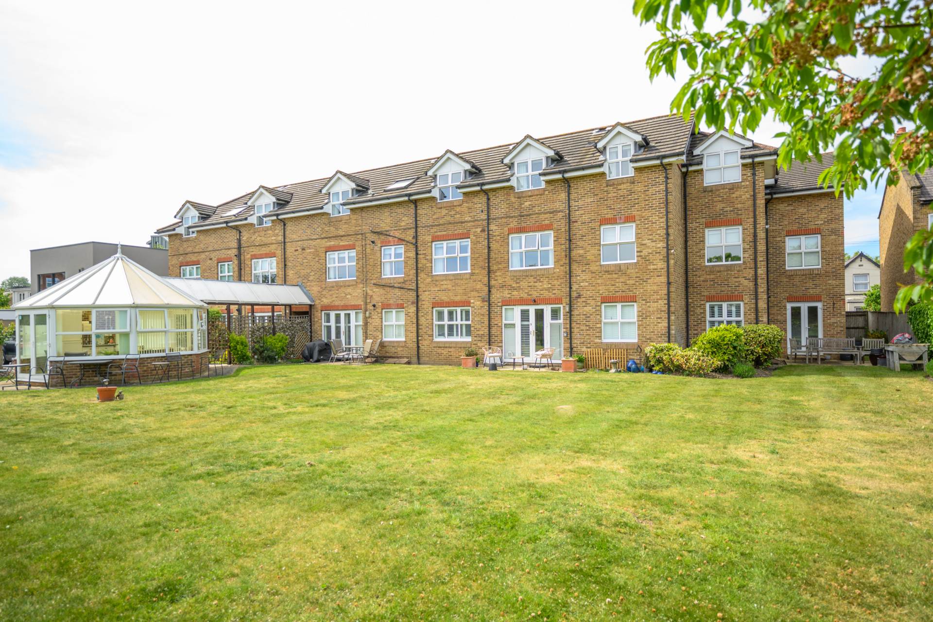 Flat Pemberton Road in Elmbridge