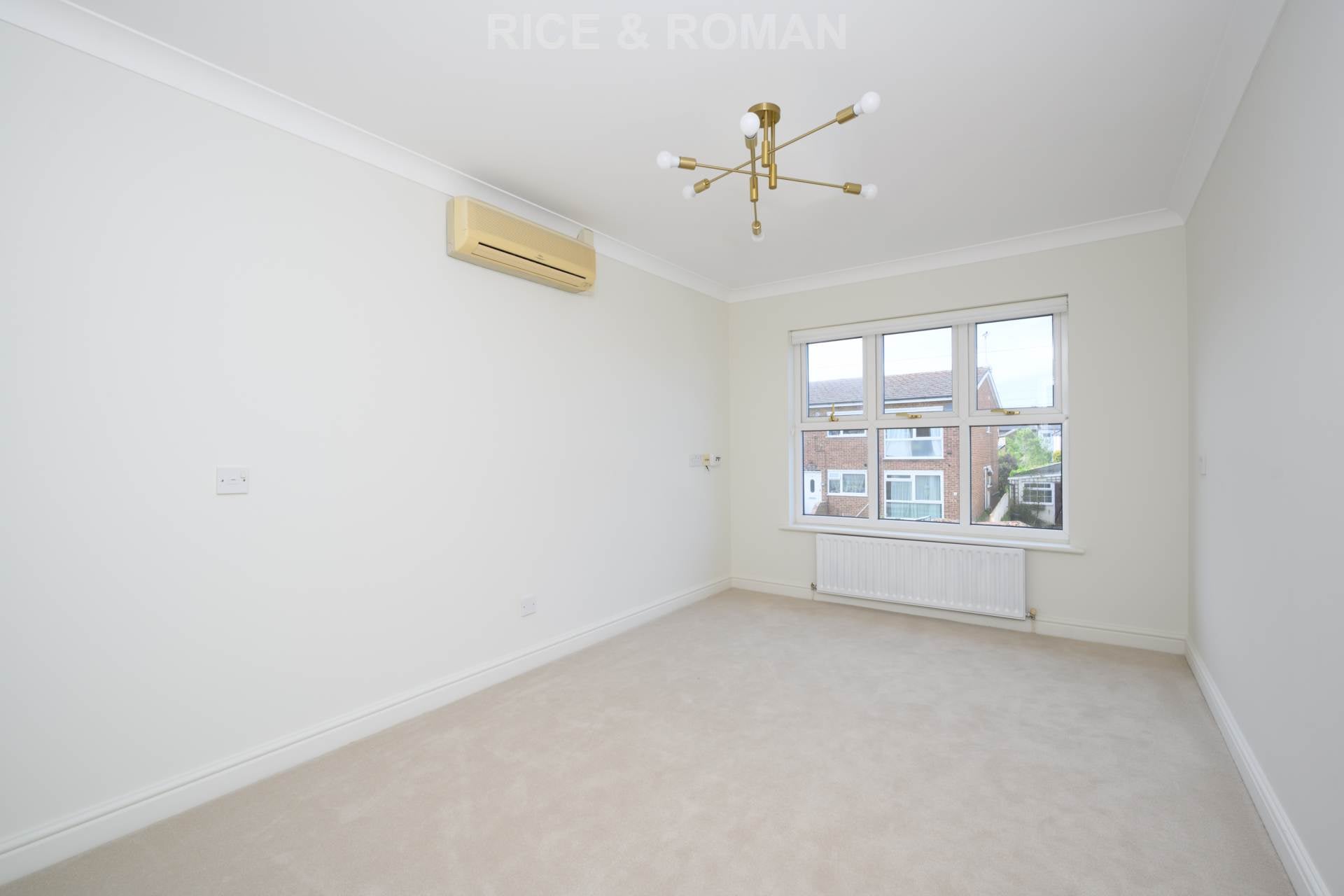 Flat Pemberton Road in Elmbridge