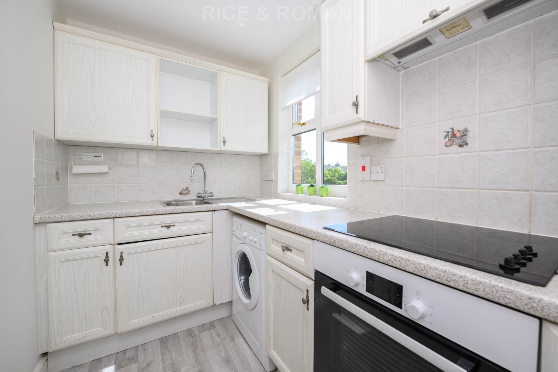 Flat Pemberton Road in Elmbridge