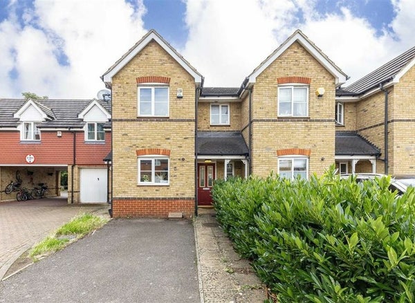 Flat Joseph Hardcastle Close in London