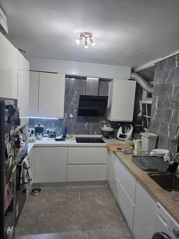 Flat Stewarts Road in Greater London