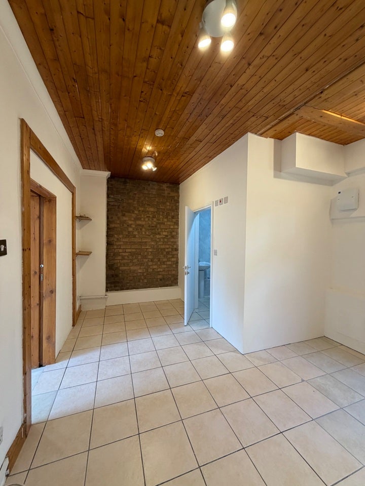 Flat Baronet Grove in Greater London