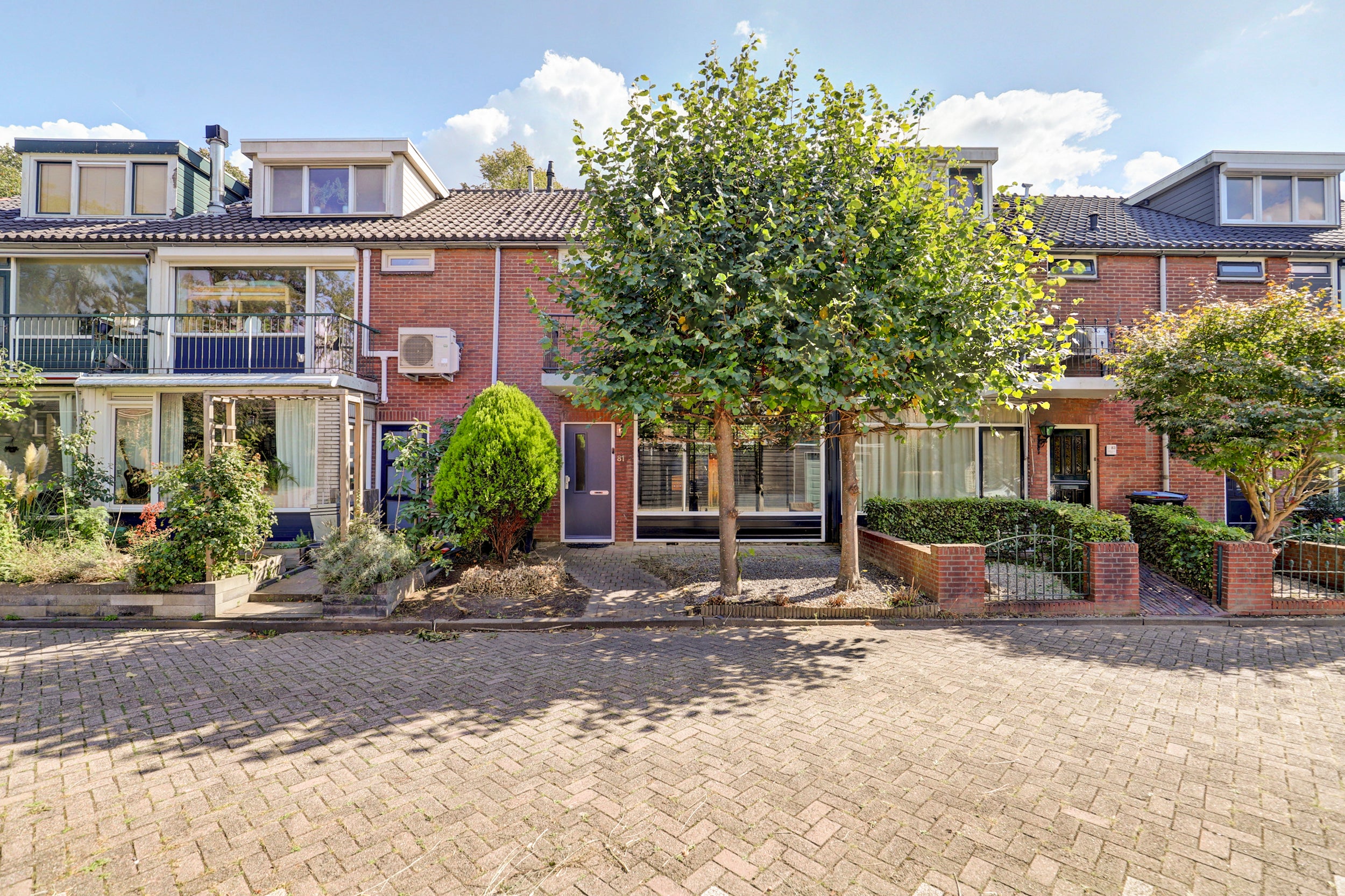 Huis Warmoeziershof 81 in Hendrik-Ido-Ambacht