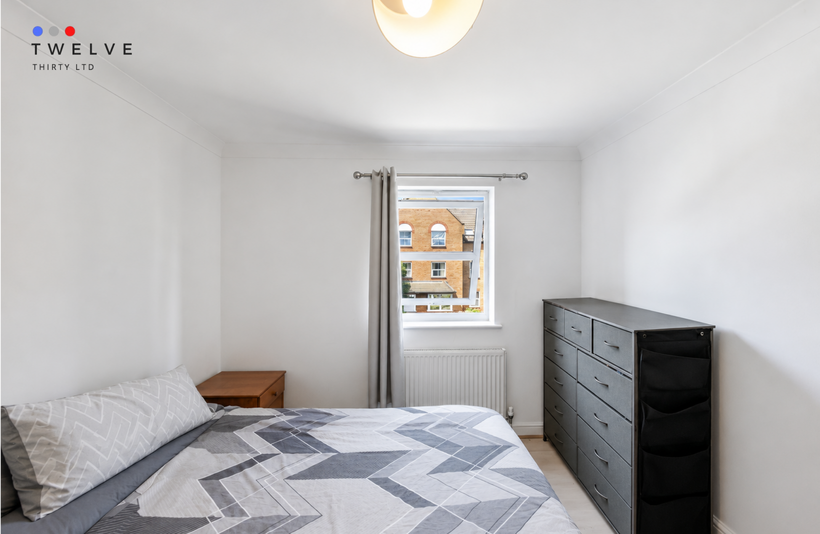 Flat Ravenscroft Road in Greater London