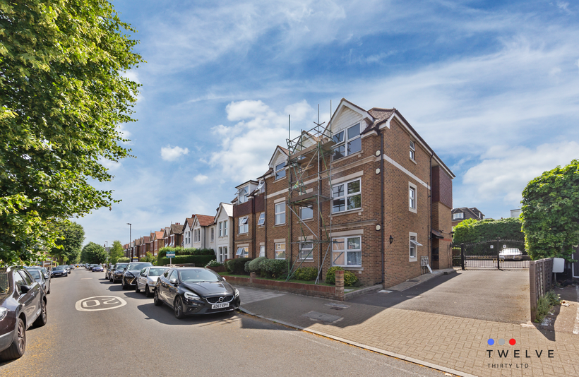 Flat Ravenscroft Road in Greater London