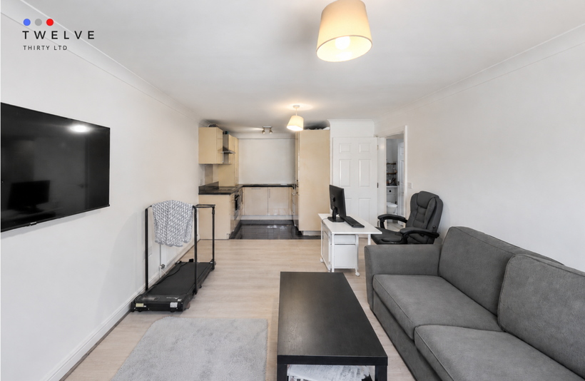Flat Ravenscroft Road in Greater London
