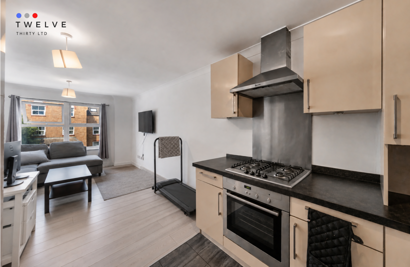 Flat Ravenscroft Road in Greater London