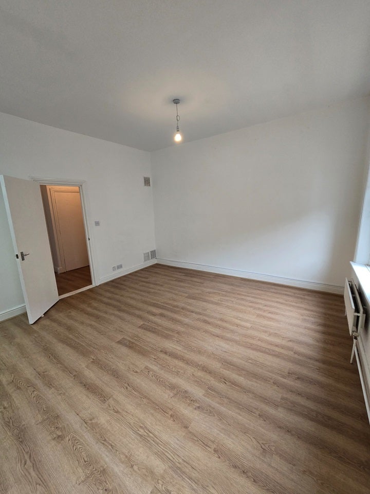 Flat Lower Clapton Road in Greater London