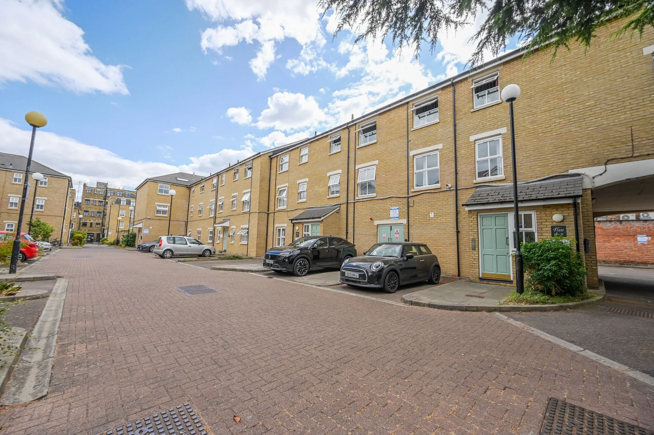 Flat Mile End Road in Greater London