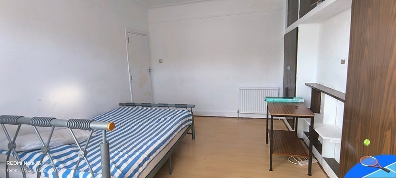 Room Burges Road in Greater London