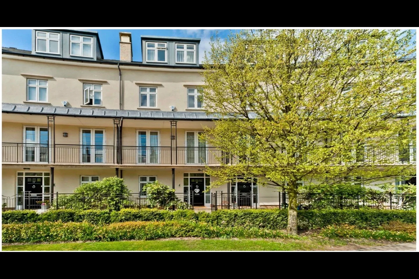 Flat Melliss Avenue in Greater London