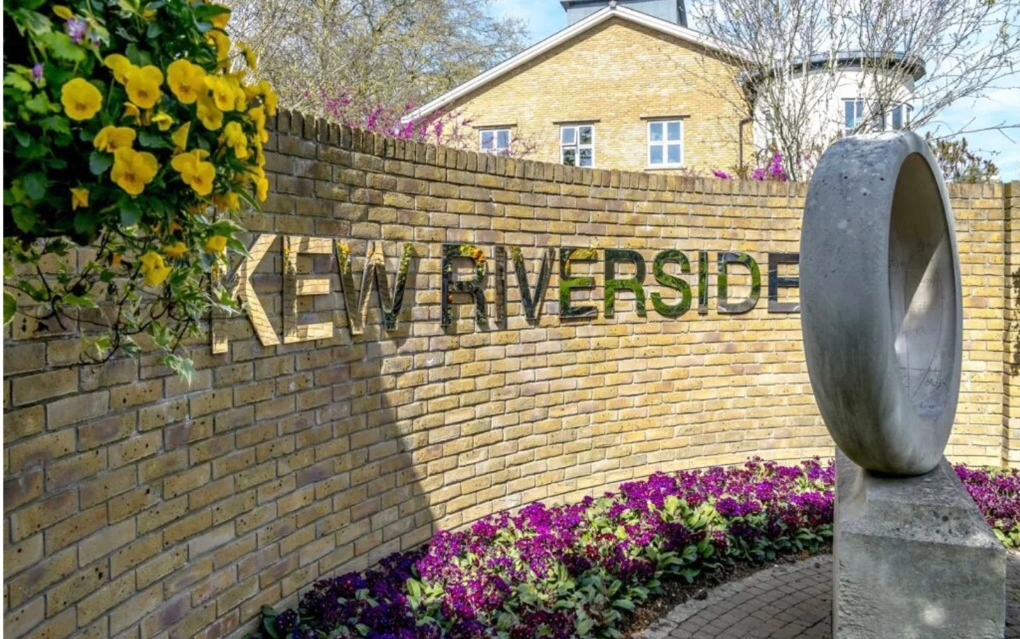 Flat Melliss Avenue in Greater London