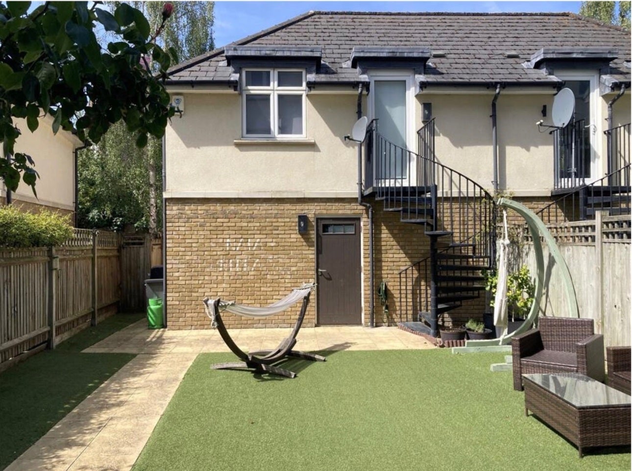Flat Melliss Avenue in Greater London