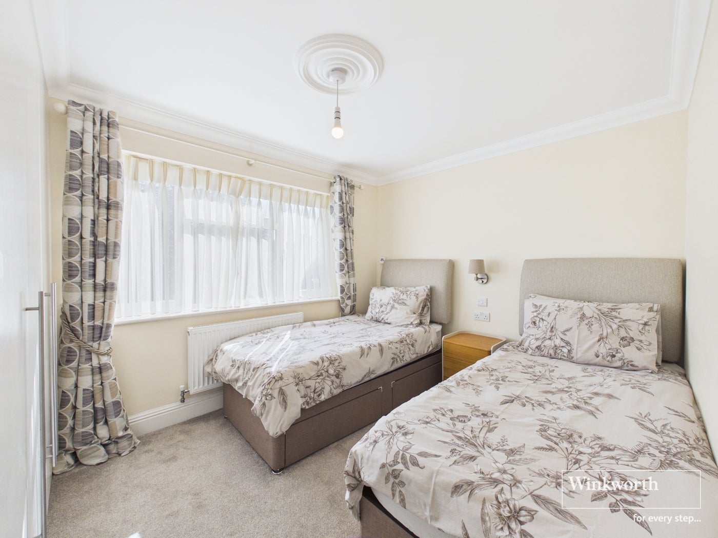 Flat Knightswood Close in Greater London