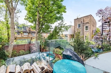 Flat Hemingford Road in Greater London