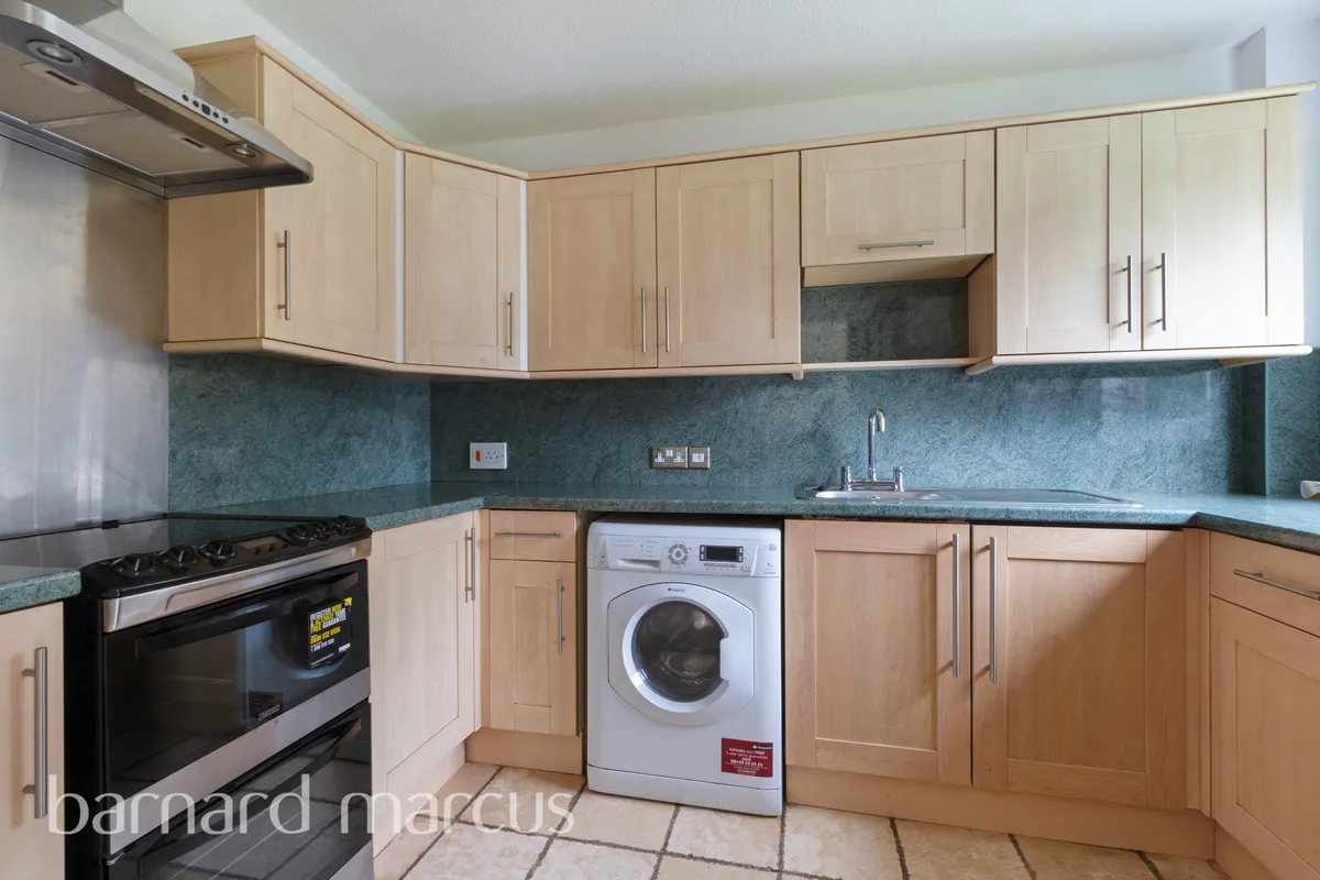 Flat Hove Gardens in Greater London
