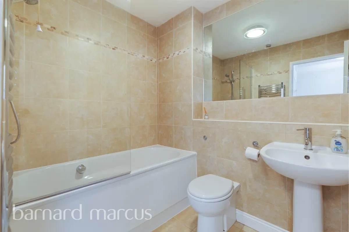 Flat Hove Gardens in Greater London