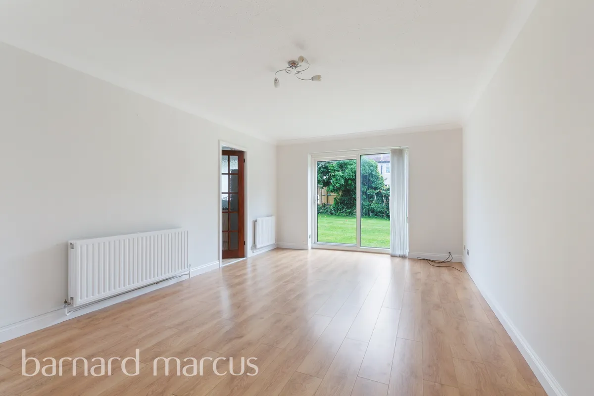 Flat Hove Gardens in Greater London