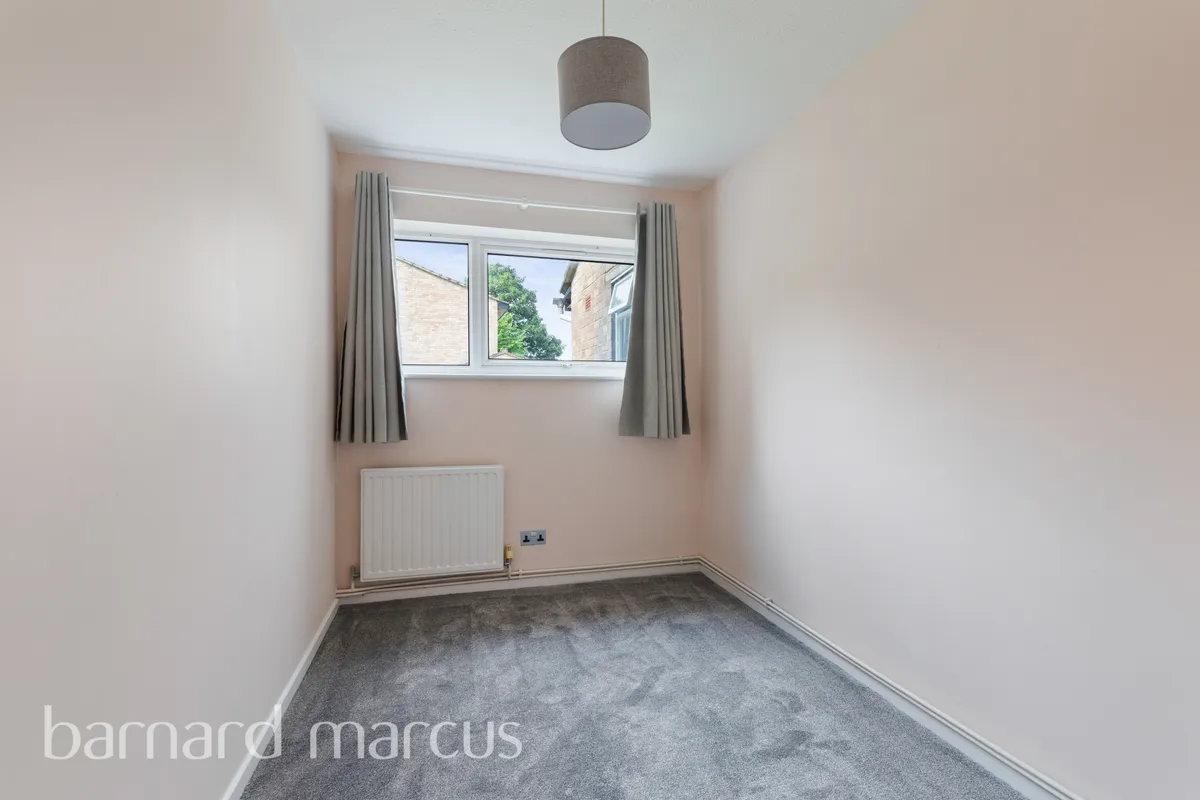 Flat Hove Gardens in Greater London