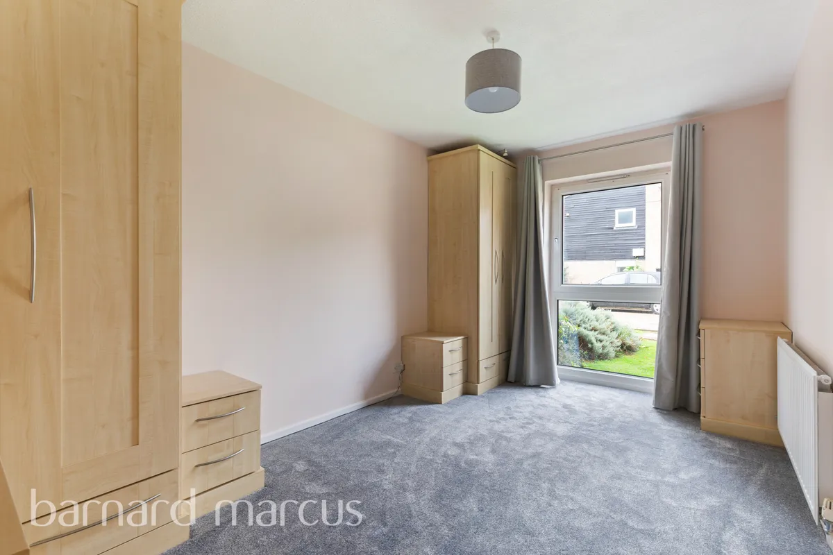 Flat Hove Gardens in Greater London