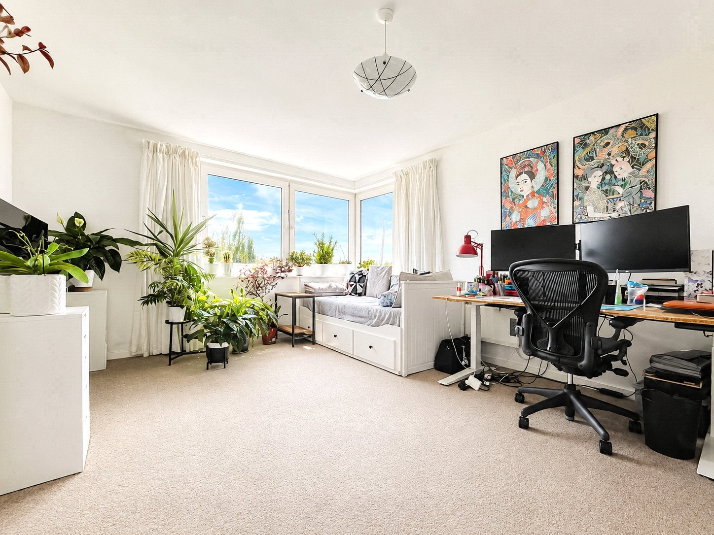 Flat Ewell Road in Greater London