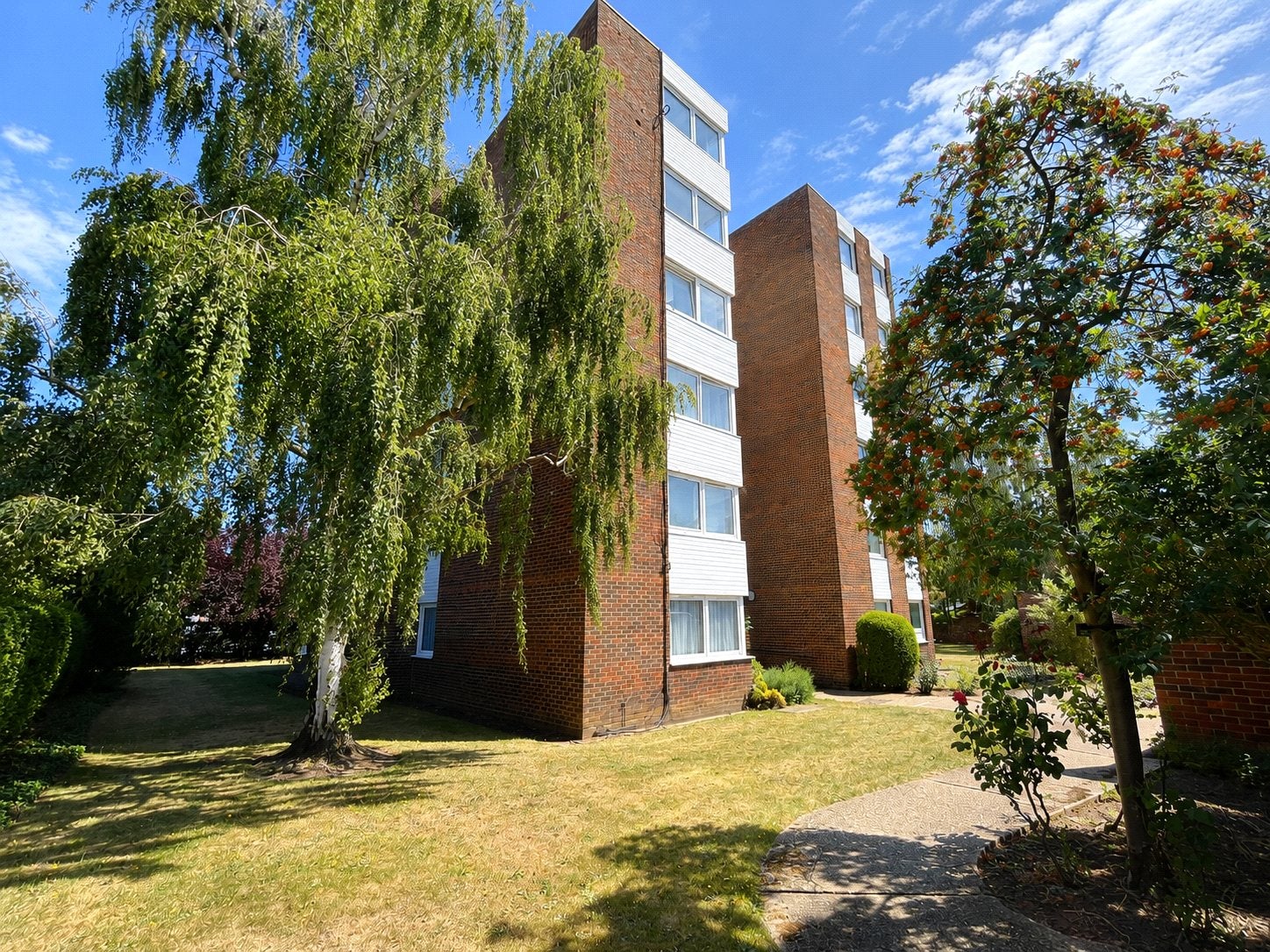 Flat Ewell Road in Greater London