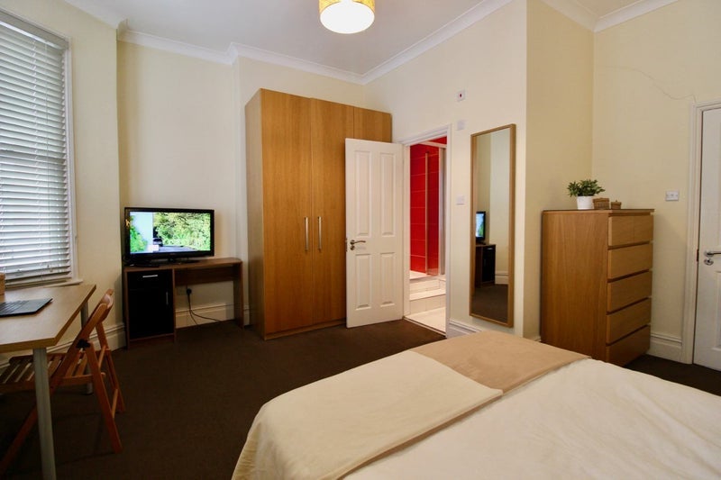 Room Elspeth Road in Greater London