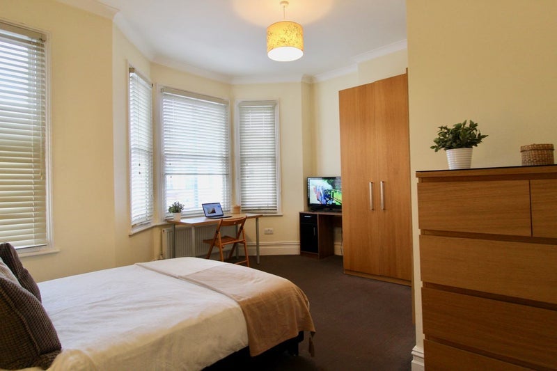 Room Elspeth Road in Greater London