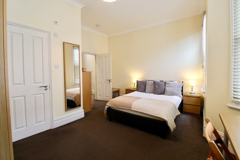Room Elspeth Road in Greater London