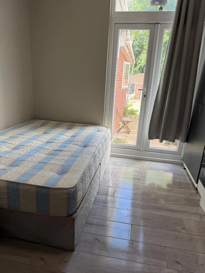 Flat Pinner Road in Greater London
