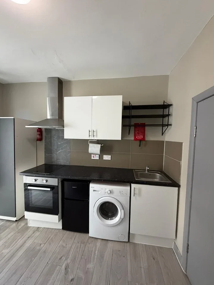 Flat Pinner Road in Greater London