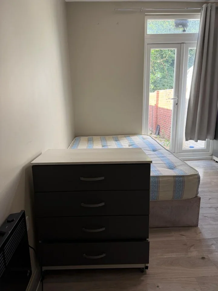 Flat Pinner Road in Greater London