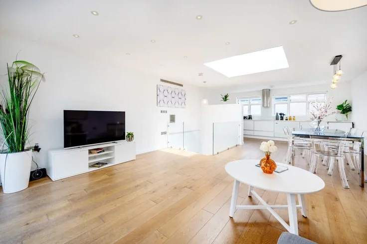Flat Shelton Street in Greater London