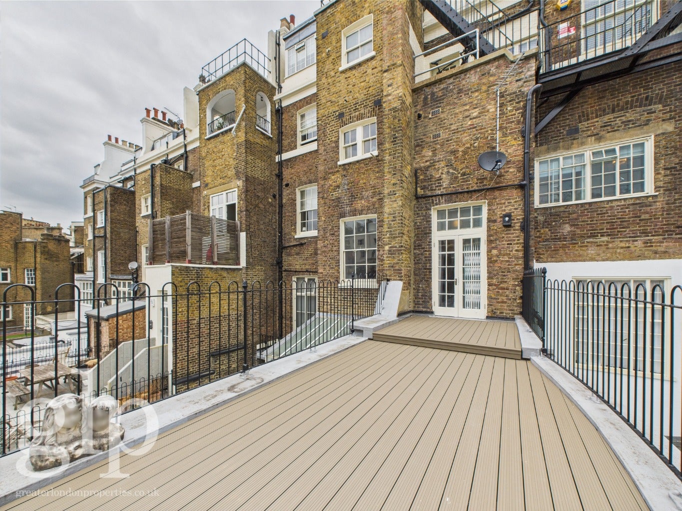 Flat Hyde Park Gardens Mews in City of Westminster