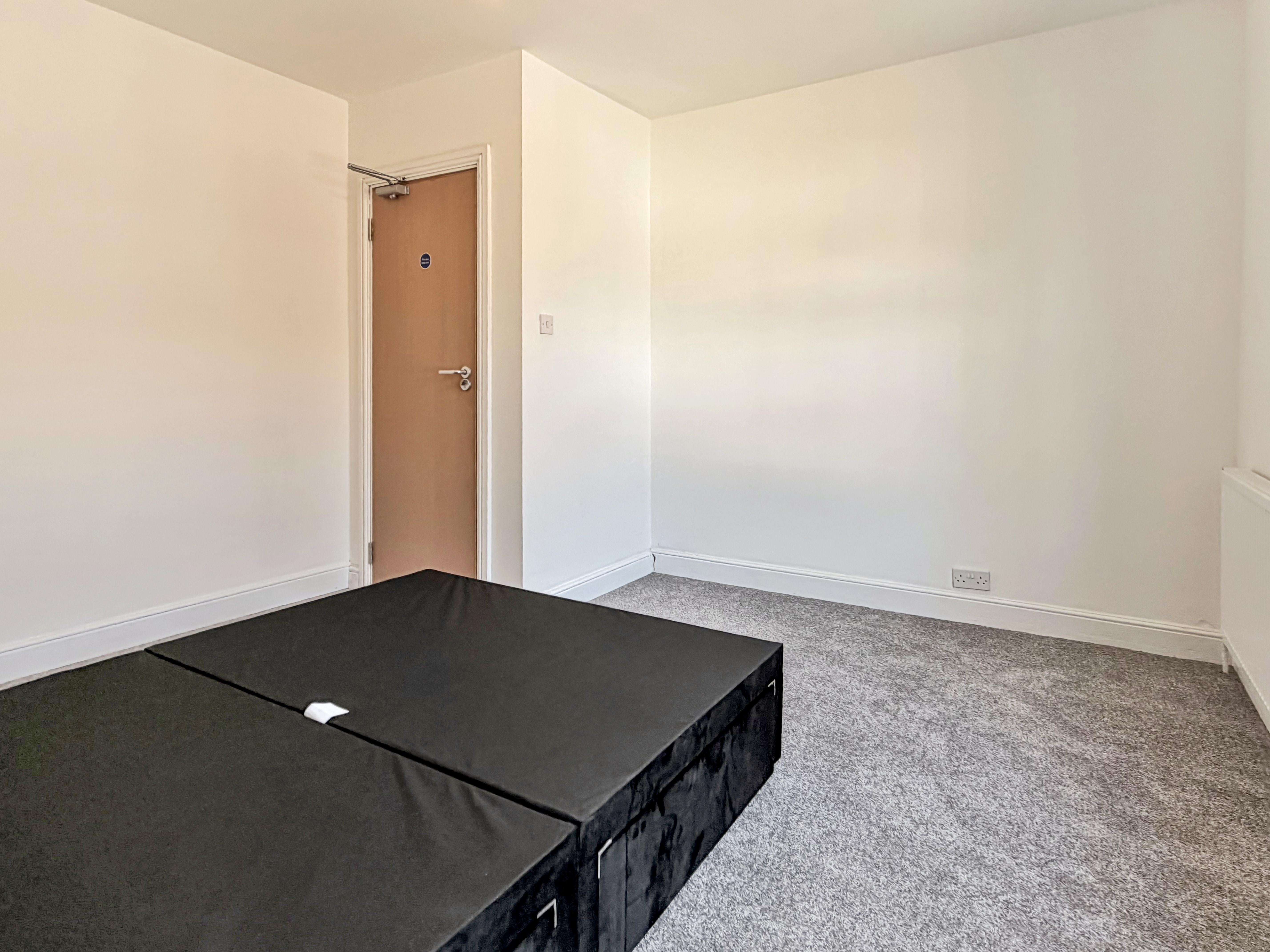 Room Crown Street in Kettering
