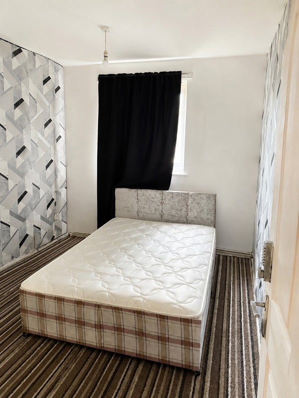 Room Martindale Crescent in Manchester